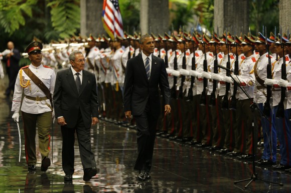 Raúl Castro recibe a Barack Obama en el Palacio de la Revolución
